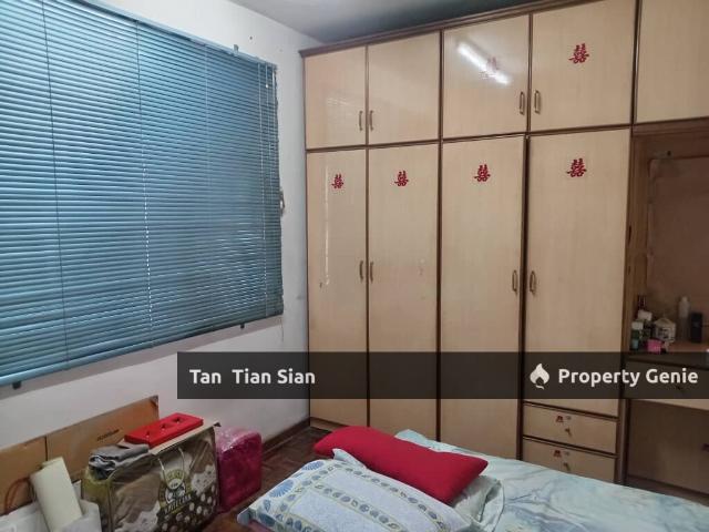 Flat for sale in Malaka