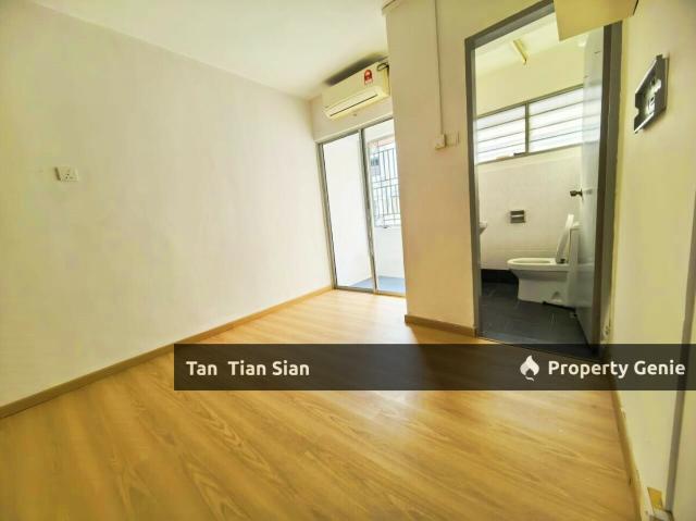 Flat for sale in Malaka