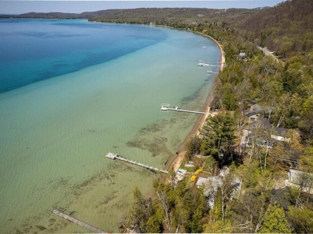 House for sale in Maple City