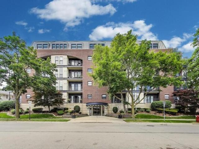 Condo for sale in Arlington Heights