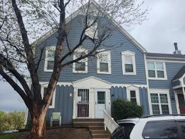 House for sale in Aurora