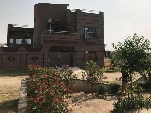 Land for sale in Model Town