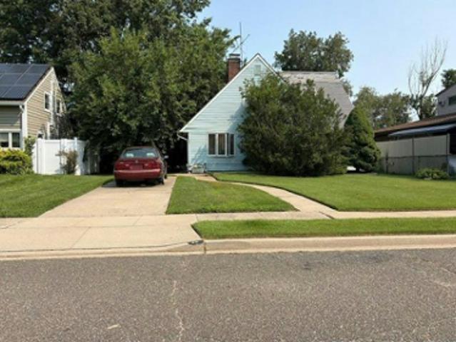 House for sale in Levittown Section O-O, Levittown