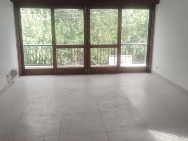 Property for rent in Deri