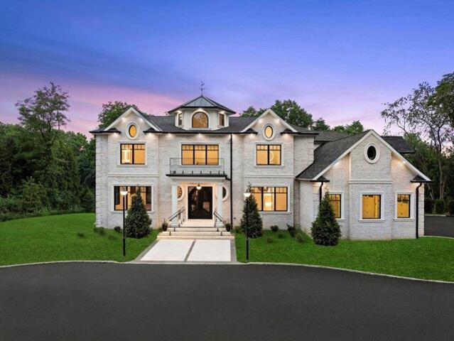 House for sale in Old Westbury