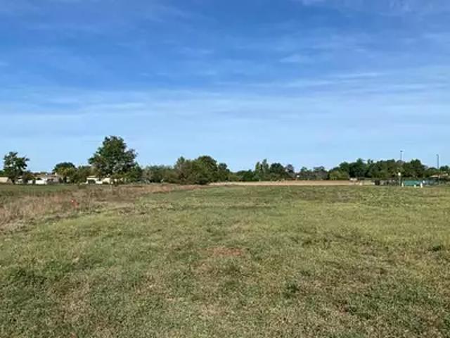 Terrain vente à Résidence Le Sporting Delia, Saint-Étienne-de-Tulmont