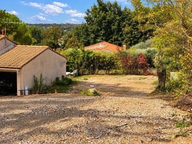 Terrain vente à Saint-Maximin-la-Sainte-Baume, Var