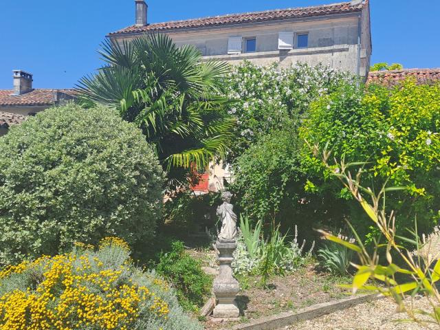 Maison vente à Cognac, Saint-même-les-carrières