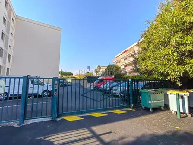 Garage vente à Saint-Raphaël, Var