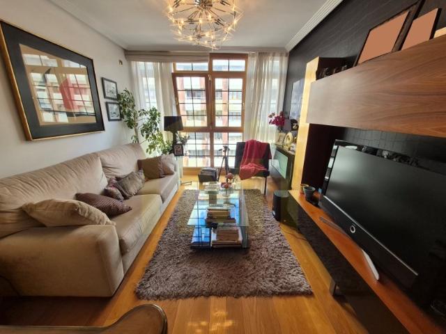 Piso en venta en El Milán, Oviedo