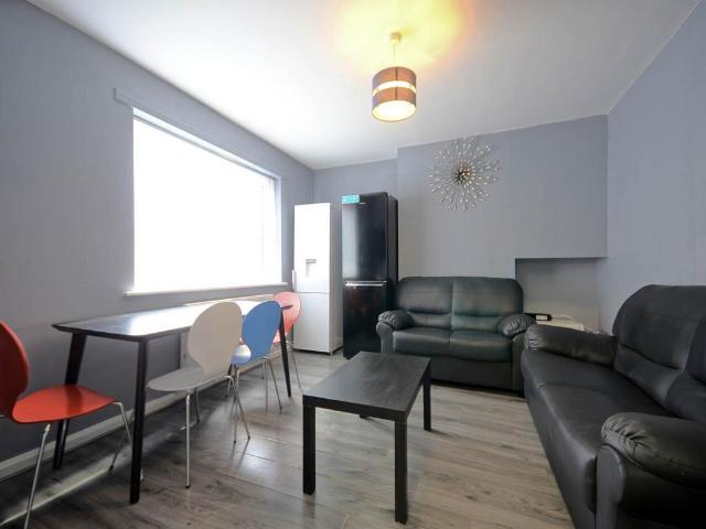 House for rent in Calderstones