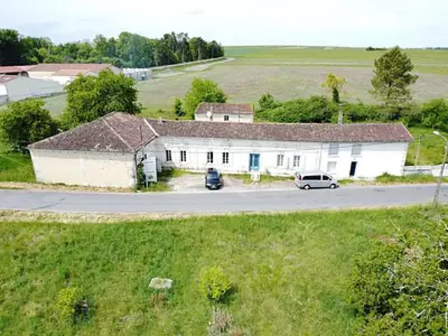 Maison vente à Cognac, Salles-d'angles