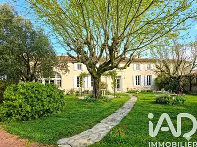 Maison vente à Cognac, Salles-d'angles