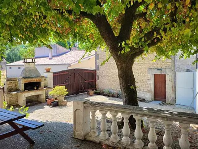 Maison location à Les Vallades, Salles-d'Angles