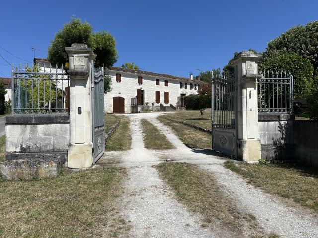 Maison vente à Cognac, Salles-d'angles