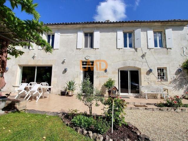 Maison vente à Cognac, Salles-d'angles