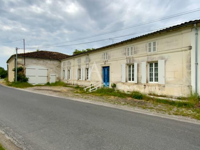 Maison vente à Cognac, Salles-d'angles
