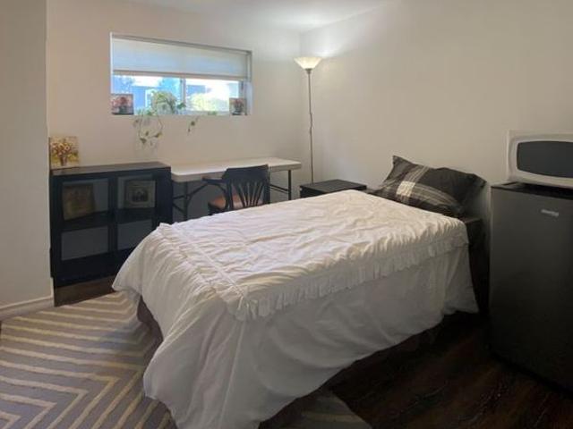 Room for rent in Burlington, Ontario