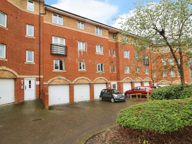 Apartment for rent in Churchward, Rodbourne