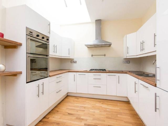 Apartment for rent in Brondesbury Park, Greater London