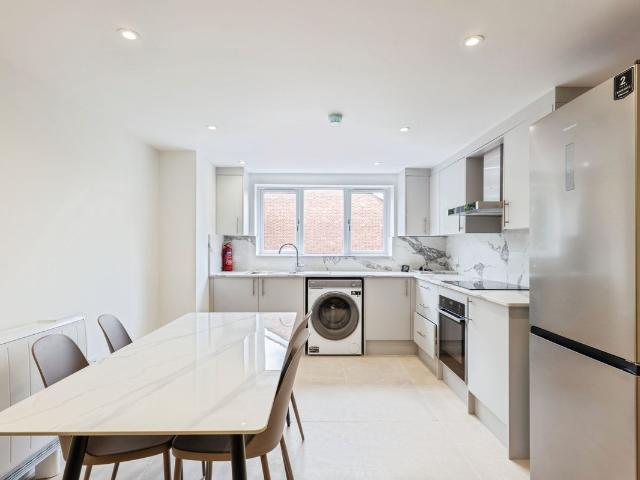 Apartment for rent in Brondesbury Park, Greater London