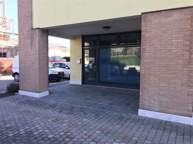Locale Commerciale in affitto a Salzano, Veneto