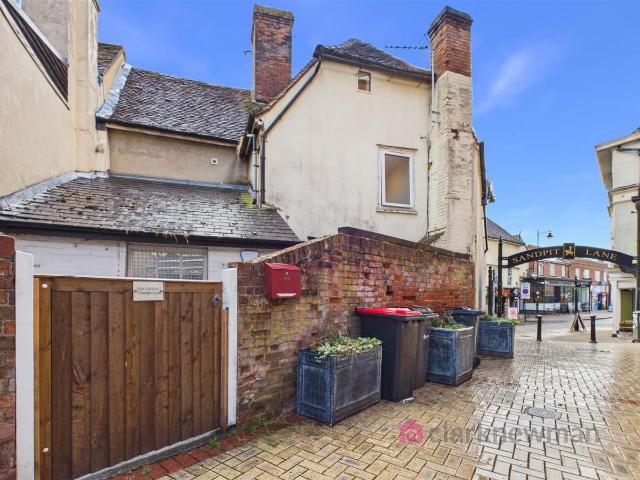 Studio for rent in Bocking, Chipping Hill
