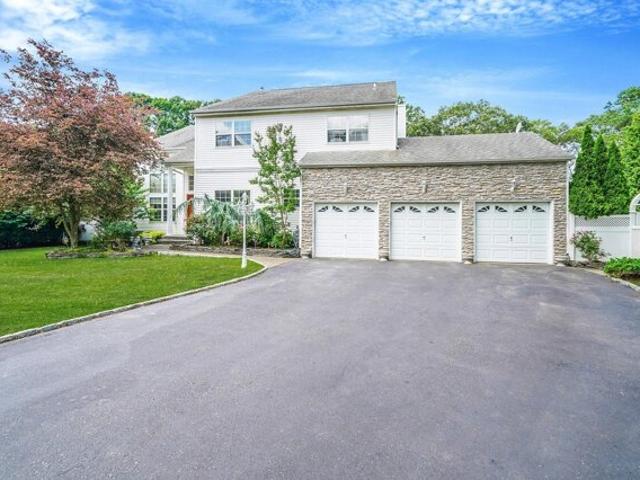 House for sale in Nesconset