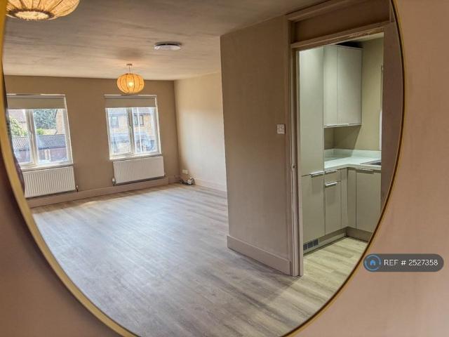 Apartment for rent in Elm Park, Greater London