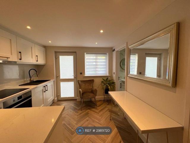Studio for rent in Sealand, Wales
