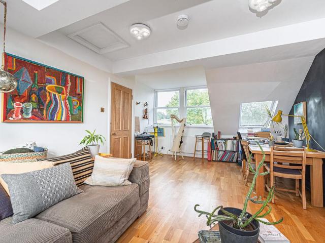 Apartment for rent in Maitland Park, Greater London