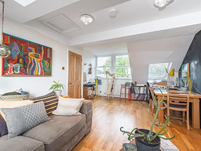 Apartment for rent in Maitland Park, Greater London