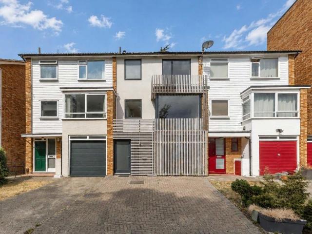 House for rent in London Borough of Merton, Raynes Park