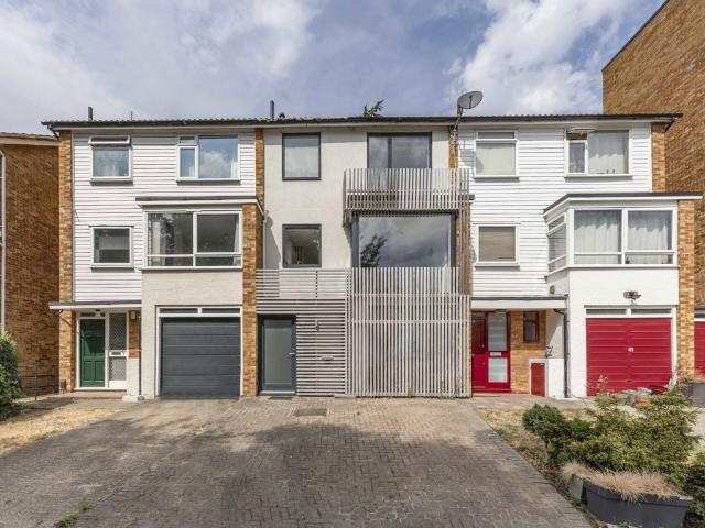 Apartment for rent in London Borough of Merton, Raynes Park