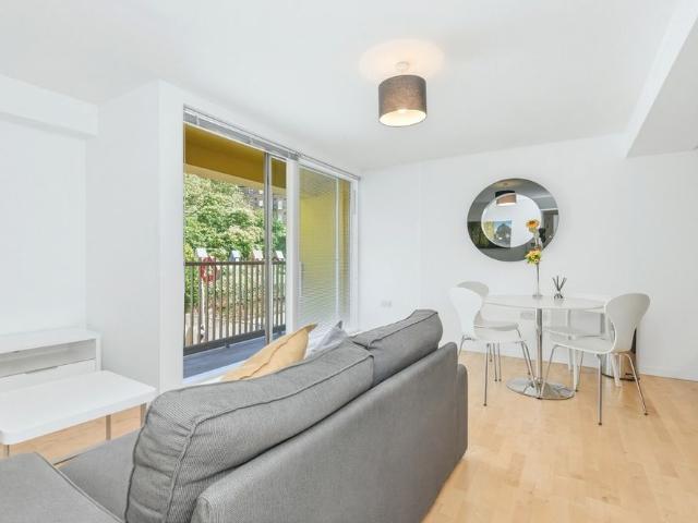 Apartment for rent in Pickhurst, Greater London