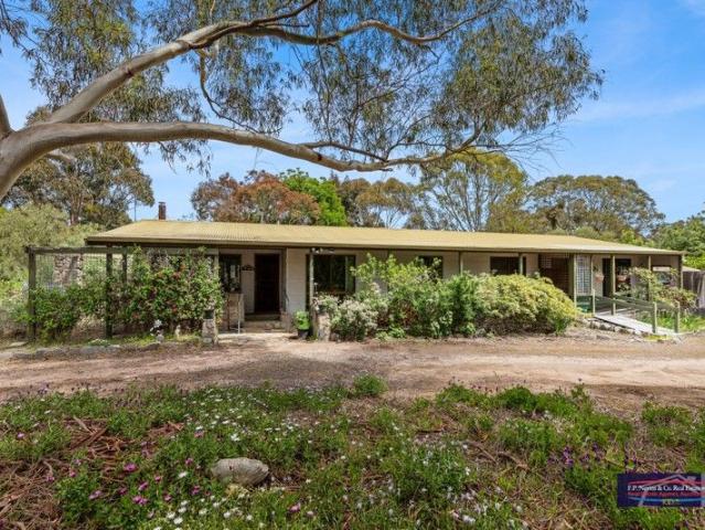 Cottage for sale in Ravenswood South, Victoria