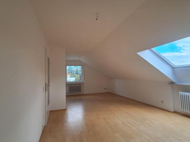 Dachgeschosswohnung kaufen in Gauting, Bayern