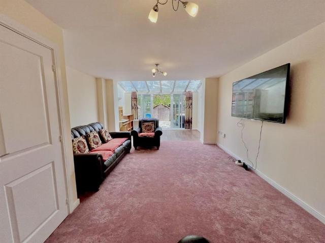 Townhouse for rent in London Borough of Merton, Greater London