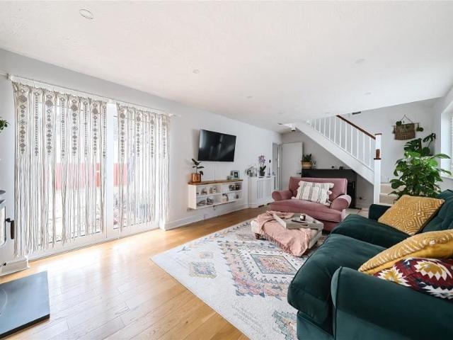 House for rent in Heol-las, Surrey