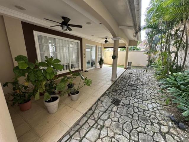 Se alquila casa en altos de panama