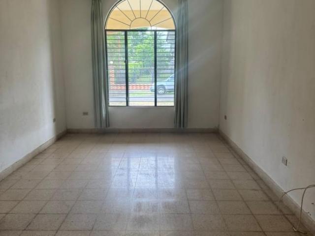 Se alquila: espaciosa vivienda con 650m2 de construccion