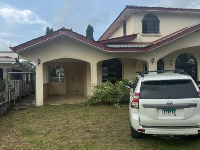 Se alquila: espaciosa vivienda con 650m2 de construccion