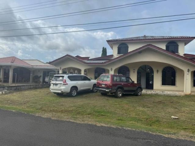 Se alquila: espaciosa vivienda con 650m2 de construccion