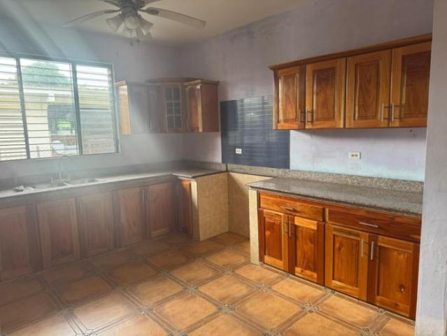 Se alquila: espaciosa vivienda con 650m2 de construccion