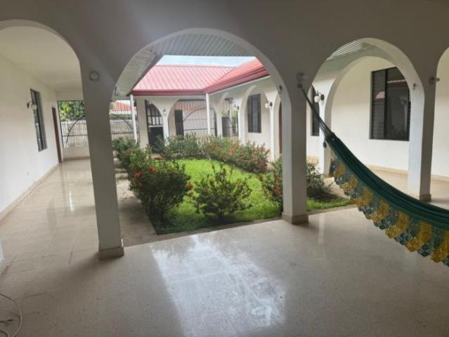 Se alquila: espaciosa vivienda con 650m2 de construccion