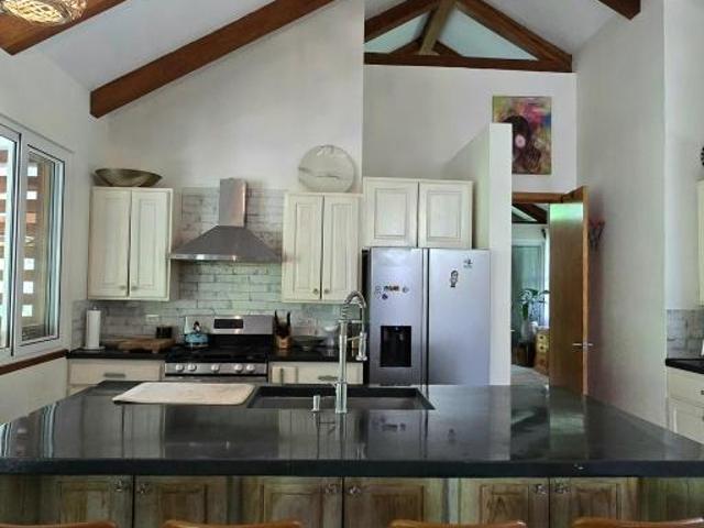 Se alquila: espaciosa vivienda con piscina