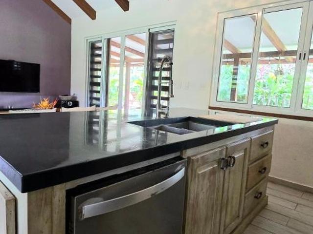 Se alquila: espaciosa vivienda con piscina