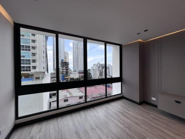 Se alquila: espaciosa vivienda con piscina