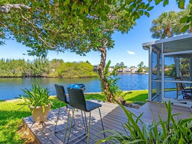 House for sale in Dania