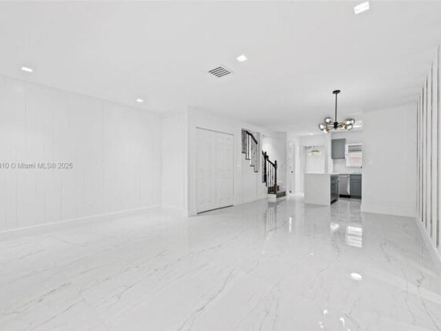 House for sale in Dania